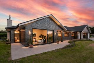 Spacious 5 Bed Home 2 Mins to Beach - 0