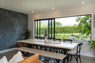 Spacious 5 Bed Home 2 Mins to Beach - 2