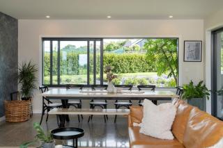 Spacious 5 Bed Home 2 Mins to Beach - 1