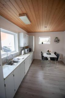 Large and Spacious 4BR Apartment Near Airport - 6