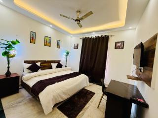 Hotel Oxygen Bloom-Near Noida Sector 18 Metro - 2