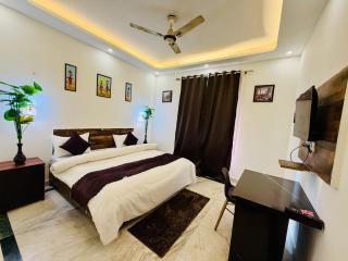 Hotel Oxygen Bloom-Near Noida Sector 18 Metro - 1