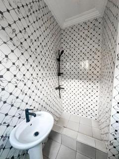 East Legon Cozy 2 BR 2 Bath Apt with backup Power - 1