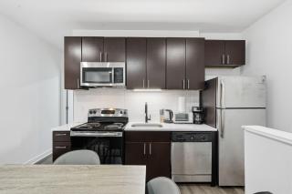 Contemporary apartment with amenities - 9