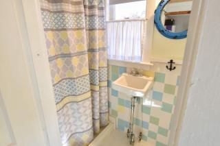 Bright Cottage Close to Bayside Beaches - 1