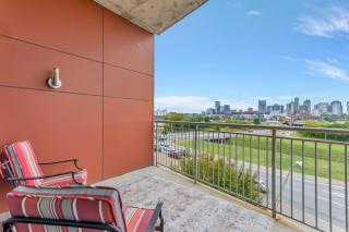 City Skyline views from this light filled 1bd 1 and half bath condo! - 9