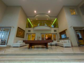 Armored luxury PH, Jacuzzis, Pool, Butler & Art - 4