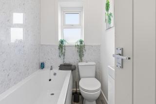 Modern 5 Bed 2 Bath House w Free Parking - 6