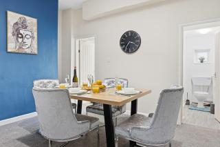 Modern 5 Bed 2 Bath House w Free Parking - 5