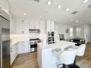 Marbella Lane Spacious 4BR Modern Family Home - 8