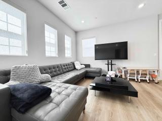 Marbella Lane Spacious 4BR Modern Family Home - 4