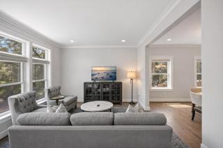 The Ultimate Luxury Home with Jacuzzi & Garage - 9
