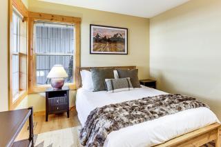 Golf Course View and Resort Pools at Redmond Retreat - 1