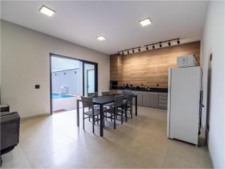 Casa com Piscina, Wi-Fi e Garagem - Pirassununga - 1