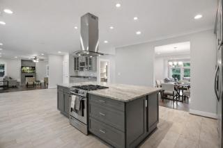 The Ultimate Luxury Home with Jacuzzi & Garage - 5