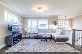 Beautiful Bright House 5 Mins From Downtown - 6