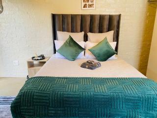 Modern cozy suite in maboneng- Trendy living - 9