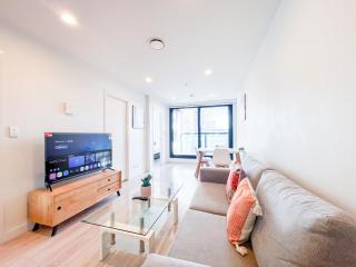 Sky Tower Views 2BR Retreat With FREE Pool Sauna Gym - 9