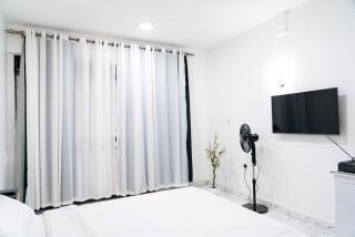 1 minute walk to Victoria Mall - 7