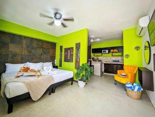 Romantic One Bedroom Apartment 5 Minute Walk to Beach King Bed Fast Wifi Top Rated Host 4B - 1