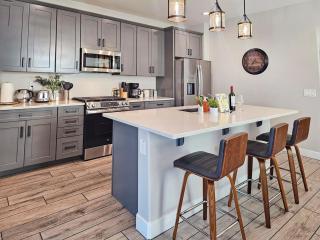 Desert Oasis Retreat , Heated Pool , Pet Friendly! - 8