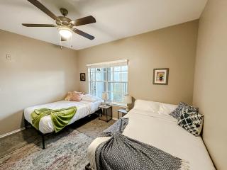 Sleepover 1BD 1BA Modern Corpus Christi Apartments - 5