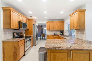5 Minutes to Beach Heated Pool Karaoke Spacious 4 Bedrooms, 2 Baths - 3