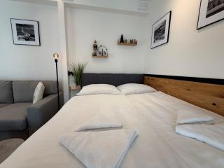 Luxusní studio 22 s exklusivní bufetovou snídaní - novostavba v samotném srdci Harrachova - Privátní parkování zdarma u vlastního venkovního posezení - 150 m od sjezdovky - Smart TV - WiFi - Satelit - 6