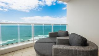 Pacific Views Resort - 9