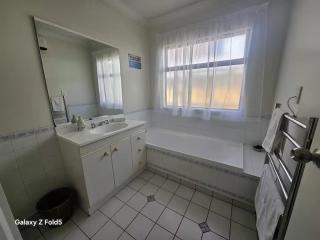 Coastal Garden Cottage - 4