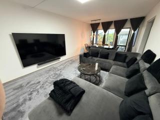 Spacious Cosy Apartment - 9