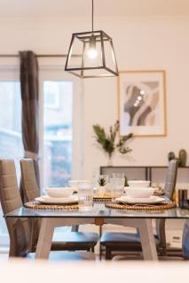 3 Bedroom House In Salford - Sleeps 6 Guests, Contractors, Groups, Families, Business, Leisure & Relocation Stays Welcome, 15 Minutes From Manchester City Centre, Fast Wi-Fi, Smart TV In Each Bedroom And FREE Parking, Long Stays And Short Stays Welcome - 7