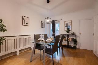 3 Bedroom House In Salford - Sleeps 6 Guests, Contractors, Groups, Families, Business, Leisure & Relocation Stays Welcome, 15 Minutes From Manchester City Centre, Fast Wi-Fi, Smart TV In Each Bedroom And FREE Parking, Long Stays And Short Stays Welcome - 3