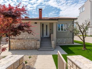 Stylish Umag Villa Just 200 m from the Sea - 0