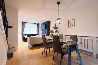 3 Bedroom House In Salford - Sleeps 6 Guests, Contractors, Groups, Families, Business, Leisure & Relocation Stays Welcome, 15 Minutes From Manchester City Centre, Fast Wi-Fi, Smart TV In Each Bedroom And FREE Parking, Long Stays And Short Stays Welcome - 2