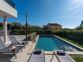 Modern Villa with Private Pool, sleeps 8 - 9