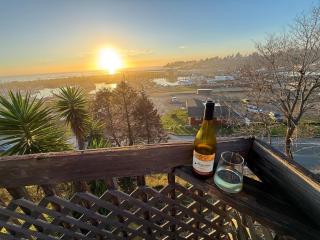 The White Haus - Beach -Wine -Hot tub -Seafood - 0