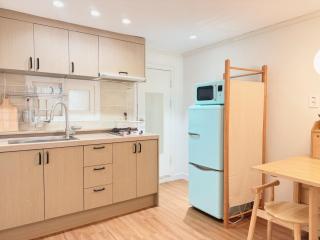 Modern Wood Stay, Hongdae Seoul - 1