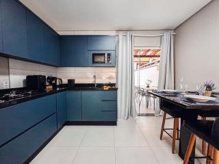 Casa Nova e Completa | 2 Suítes com Ar | Área Gourmet | 2 Vagas - 4