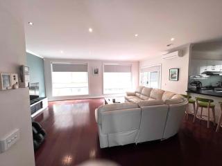 Spacious& Cosy home, convenient to everything - 8