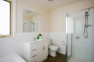 Spacious& Cosy home, convenient to everything - 3