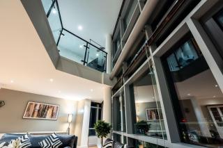 Leeds Duplex Penthouse by the River - Sleeps 10 - Modern - 1