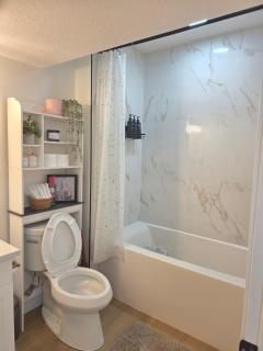 Amaville- The Cozy Cave - Minutes to WEM & YEG - 7