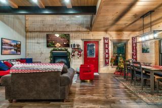 New Luxury Vacation Home Cabin in Smoky Gatlinburg - Theater Room - 9