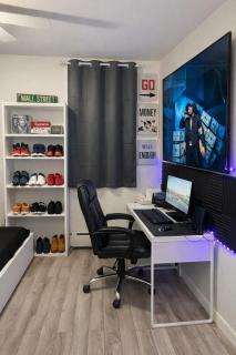 Minimalist Midtown West Studio in Central Manhattan - 7