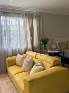 Cozy Garden Cottage - 5