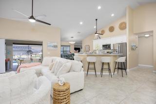 Stunning Gulf Access Villa Jacuzzi Fishing Bikes Kayaks - 5