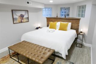 Federalist Style Rowhouse sleeps 4 with parking - 8