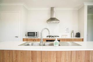 StayAU 4BRM Family Beach Retreat in Secret Harbour - 7