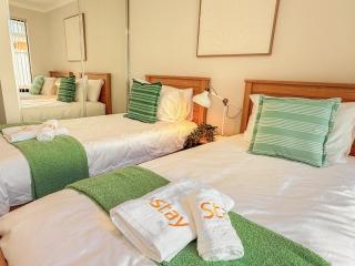 StayAU 4BRM Family Beach Retreat in Secret Harbour - 2